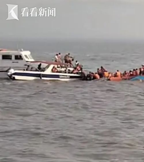 印度海軍快艇失控撞渡輪造成人員傷亡的事件確實(shí)發(fā)生過。據(jù)印度媒體當(dāng)時(shí)的報(bào)道，該起事故發(fā)生在印度東部沿海城市維沙卡帕特南附近的海域。失控的快艇與一艘渡輪相撞，造成多人死亡和受傷。事故發(fā)生后，印度海軍迅速采取行動(dòng)，展開救援行動(dòng)，并協(xié)助處理事故現(xiàn)場(chǎng)。同時(shí)，印度政府也高度重視此次事故，對(duì)遇難者家屬表示慰問，并采取措施加強(qiáng)海上安全。，請(qǐng)注意，具體的事故原因和傷亡人數(shù)可能會(huì)因時(shí)間、媒體報(bào)道差異等原因而有所不同。如果需要獲取更準(zhǔn)確的信息，建議查閱可靠的新聞來源或相關(guān)政府部門的報(bào)告。