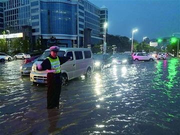 是的，沙特確實遭受了罕見的暴雨和冰雹侵襲。據(jù)報道，這次極端天氣事件導(dǎo)致沙特多個地區(qū)受到嚴(yán)重影響，包括首都利雅得等地。暴雨引發(fā)洪水，導(dǎo)致道路封閉、交通癱瘓，以及部分地區(qū)的房屋和基礎(chǔ)設(shè)施受到損壞。此外，冰雹也給一些地區(qū)帶來了額外的破壞。這次極端天氣事件提醒人們，即使是干旱的沙漠地區(qū)，也可能受到極端天氣事件的影響。，以上信息僅供參考，如需了解更多信息，請查閱相關(guān)新聞報道。同時，面對自然災(zāi)害時，我們要保持警惕，注意自身安全。