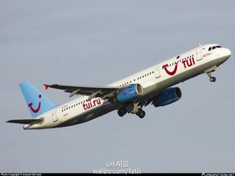 關(guān)于一架客機(jī)在俄羅斯墜毀事件，俄羅斯總統(tǒng)新聞秘書(shū)佩斯科夫回應(yīng)稱，沒(méi)有任何信息顯示這架飛機(jī)是被俄羅斯擊落的。他強(qiáng)調(diào)，俄方正在調(diào)查這起事故的所有可能原因。佩斯科夫呼吁不要急于下結(jié)論，因?yàn)檫@可能導(dǎo)致恐慌和不必要的社會(huì)壓力。同時(shí)，俄羅斯國(guó)防部也發(fā)表聲明稱，沒(méi)有參與任何與這架飛機(jī)有關(guān)的活動(dòng)。因此，目前并沒(méi)有證據(jù)表明這架客機(jī)是被俄羅斯擊落的。建議等待官方調(diào)查結(jié)果的公布。