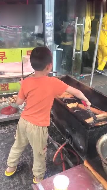 父親賣(mài)早餐6歲女兒獨(dú)自在家墜樓