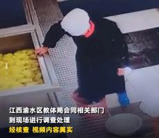 火鍋店員工稱店長在后廚上廁所