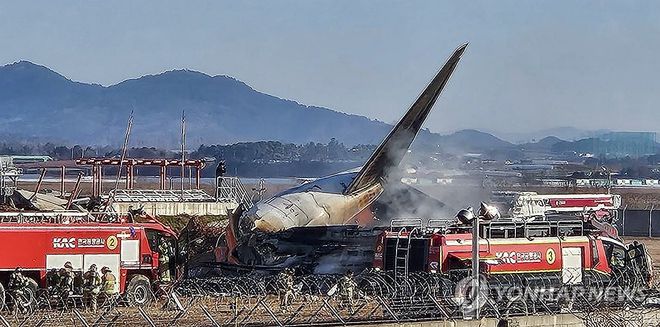 韓客機碰撞爆炸事故