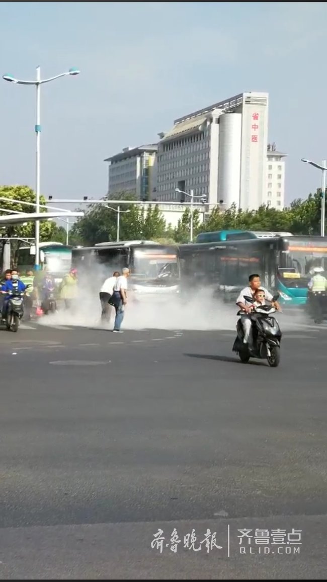 路邊電單車自燃 公交司機(jī)快速滅火